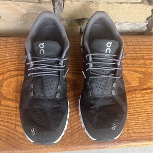 Women’s size 10 On Cloud 5